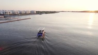 Yaz tatili, adam su motosikleti sürüyor ve akrobatik hareketler yapıyor.