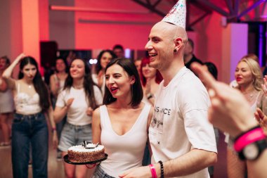 Büyük gürültülü ve eğlenceli şirket doğum gününü altın balonlarla kutluyor. 