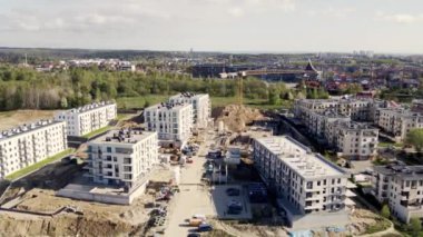 Çok katlı binaların yapımının aşamaları. İnsansız hava aracı görüntüleri. 