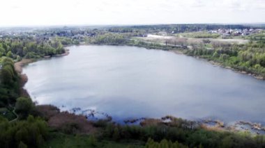 Göl manzaralı İHA uçuşu