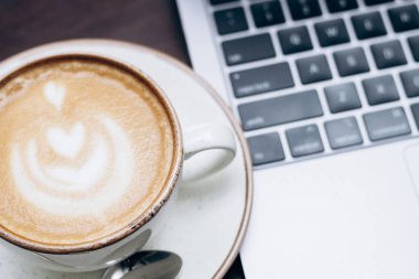Laptop ve bir fincan kahve. Ofis çalışma günü