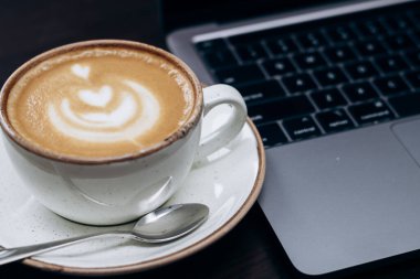 Laptop ve bir fincan kahve. Ofis çalışma günü
