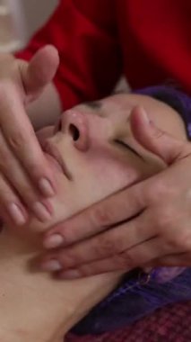 Akne patlaklarının tedavisi. Kozmetoloji prosedürleri. Yüz gerdirme. Vücut temizliği. Aygıt temizleme