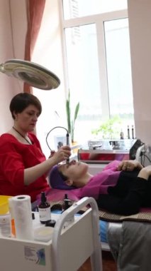 Akne patlaklarının tedavisi. Kozmetoloji prosedürleri. Yüz gerdirme. Vücut temizliği. Aygıt temizleme