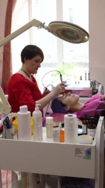 Akne patlaklarının tedavisi. Kozmetoloji prosedürleri. Yüz gerdirme. Vücut temizliği. Aygıt temizleme