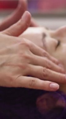 Akne patlaklarının tedavisi. Kozmetoloji prosedürleri. Yüz gerdirme. Vücut temizliği. Aygıt temizleme