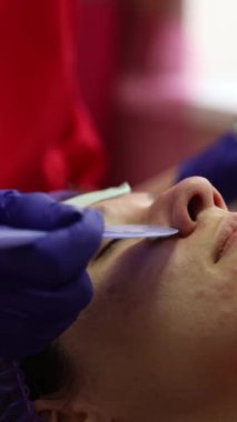 Akne patlaklarının tedavisi. Kozmetoloji prosedürleri. Yüz gerdirme. Vücut temizliği. Aygıt temizleme