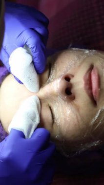 Akne patlaklarının tedavisi. Kozmetoloji prosedürleri. Yüz gerdirme. Vücut temizliği. Aygıt temizleme