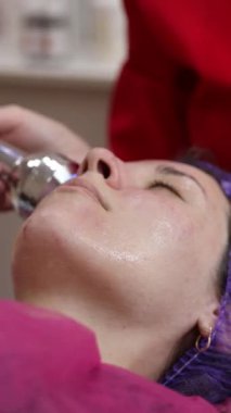 Akne patlaklarının tedavisi. Kozmetoloji prosedürleri. Yüz gerdirme. Vücut temizliği. Aygıt temizleme