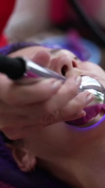 Akne patlaklarının tedavisi. Kozmetoloji prosedürleri. Yüz gerdirme. Vücut temizliği. Aygıt temizleme