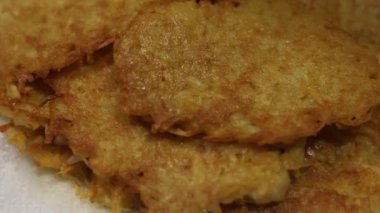 Patates yemeği. Lezzetli altın draniki kızartma tavasında pişirilir.