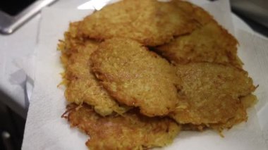 Patates yemeği. Lezzetli altın draniki kızartma tavasında pişirilir.