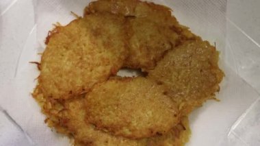 Patates yemeği. Lezzetli altın draniki kızartma tavasında pişirilir.