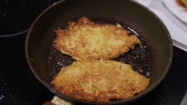 Patates yemeği. Lezzetli altın draniki kızartma tavasında pişirilir.