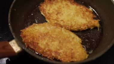 Patates yemeği. Lezzetli altın draniki kızartma tavasında pişirilir.