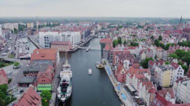 Gdansk şehrindeki bir İHA 'dan video çekimi. Metropolitan manzarası panoraması