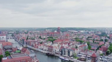 Gdansk şehrindeki bir İHA 'dan video çekimi. Metropolitan manzarası panoraması