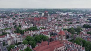 Gdansk şehrindeki bir İHA 'dan video çekimi. Metropolitan manzarası panoraması