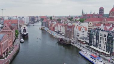 Gdansk şehrindeki bir İHA 'dan video çekimi. Metropolitan manzarası panoraması
