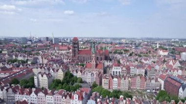 Gdansk şehrindeki bir İHA 'dan video çekimi. Metropolitan manzarası panoraması