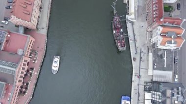 Gdansk şehrindeki bir İHA 'dan video çekimi. Metropolitan manzarası panoraması