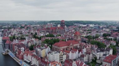 Gdansk şehrindeki bir İHA 'dan video çekimi. Metropolitan manzarası panoraması