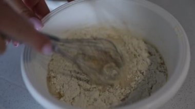 Manis hamur yoğuruyor, kendi başına lezzetli ve yumuşak ev yapımı ekmek hazırlıyor. Mutfakta taze, el yapımı ekmek pişiriyor..