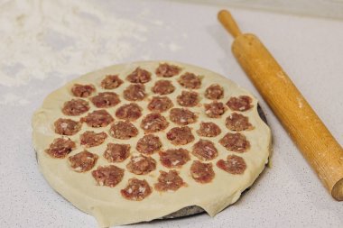 Mutfakta ev yapımı börek yapıyorum.