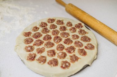 Mutfakta ev yapımı börek yapıyorum.