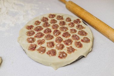 Mutfakta ev yapımı börek yapıyorum.