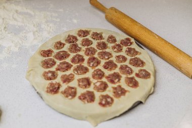 Mutfakta ev yapımı börek yapıyorum.