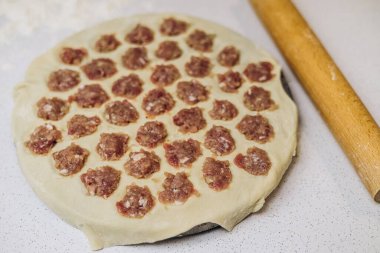 Mutfakta ev yapımı börek yapıyorum.