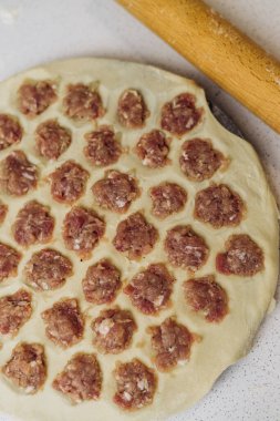 Mutfakta ev yapımı börek yapıyorum.