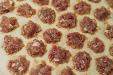 Mutfakta ev yapımı börek yapıyorum.