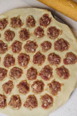 Mutfakta ev yapımı börek yapıyorum.