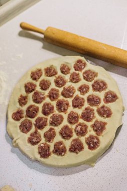 Mutfakta ev yapımı börek yapıyorum.