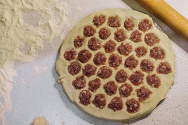 Mutfakta ev yapımı börek yapıyorum.