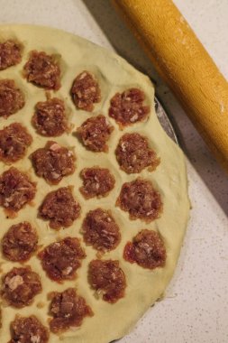 Mutfakta ev yapımı börek yapıyorum.