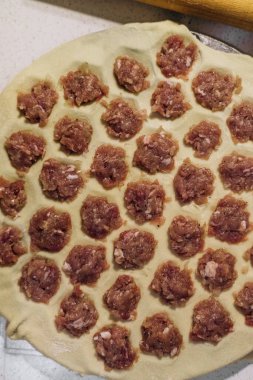 Mutfakta ev yapımı börek yapıyorum.