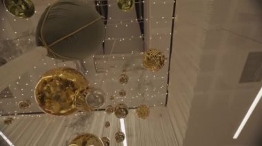 Lüks restoranın parlak dekorasyonları.