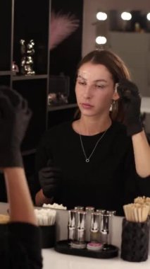 Stüdyoda makyaj sanatçısının kaş boyama işlemi. Kozmetoloji prosedürleri