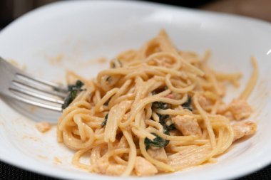 Masada beyaz tabakta leziz İtalyan spagettisi.