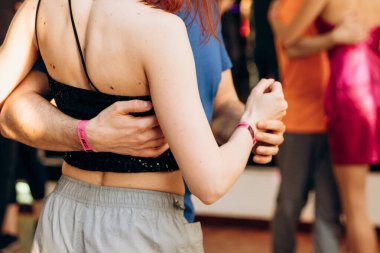 Partide neon ışıkları olan insanlar yavaşça dans ediyor. İyi akşamlar kizomba.