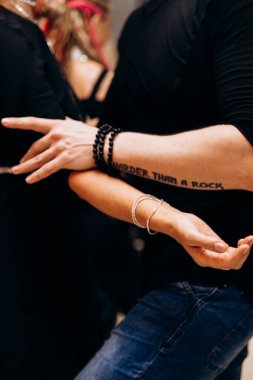 İnsanlar New York 'ta salsa partisi veriyor.