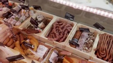 Süpermarkette alışveriş, mallarla birlikte. Ürünleri olan raflar 