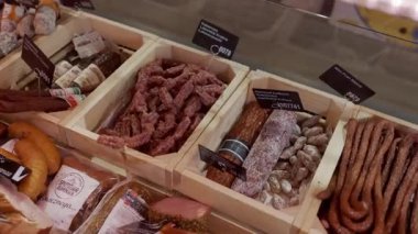 Süpermarkette alışveriş, mallarla birlikte. Ürünleri olan raflar 