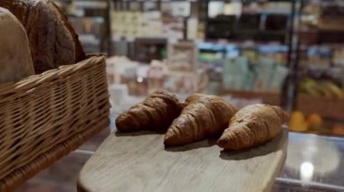 Süpermarkette alışveriş, mallarla birlikte. Ürünleri olan raflar 