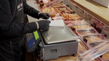Süpermarkette alışveriş, mallarla birlikte. Ürünleri olan raflar 
