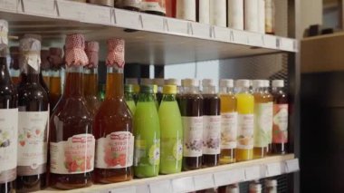 Süpermarkette alışveriş, mallarla birlikte. Ürünleri olan raflar 