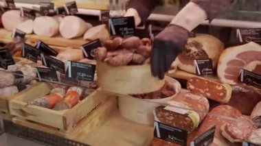 Süpermarkette alışveriş, mallarla birlikte. Ürünleri olan raflar 